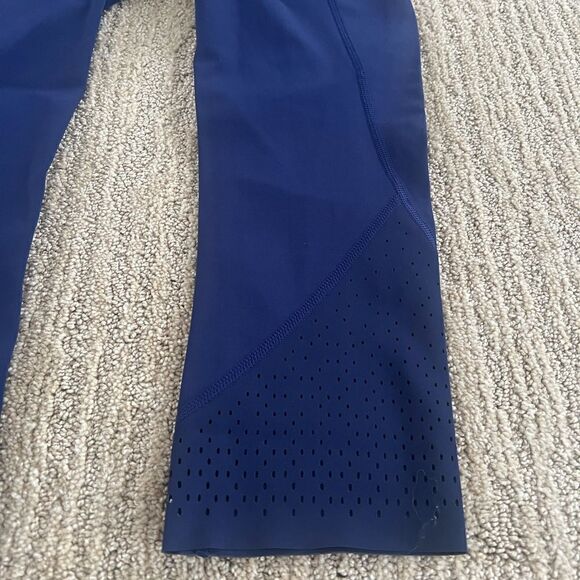 Lululemon Blue Patterened Bottoms Cropped 21” Leggings - Picture 3 of 8